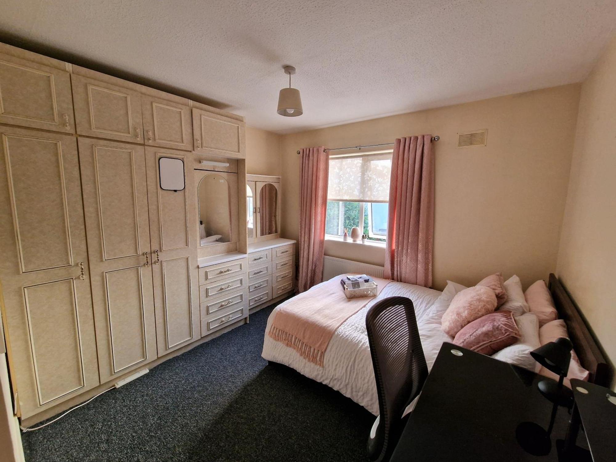 Females Only - Private Bedrooms In Dublin Lucan Exteriér fotografie